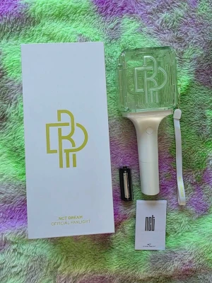 NCT DREAM Official Lightstick💚 - Säljer min officiella NCT DREAM lightstick. Den är endast använd en gång och är därför i väldigt fint skick.  Kommer med: 💚Batterier 💚Originalband/rem till lightsticken 💚Fluffy cover med öron som kan sättas på lightsticken 💚Originalbruksanvisning/papper 💚Freebies 💚Originalbox - hel och i fint skick  Hör av dig om du har några frågor!💫