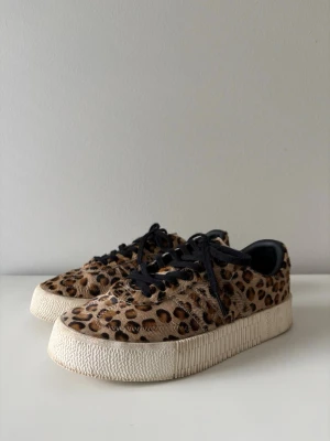 Adidas Originals Sambarose Leopard🐆 - Adidas Originals Sambarose Leopard 🐆  A timeless classic with a bold twist. These Adidas Sambarose sneakers feature a beautiful leopard-print pony hair upper, making them the perfect statement piece while still being easy to style.  • EU 37 1/3 • Adidas Originals Sambarose • Article number: CG6461 • Good pre-loved condition with normal signs of wear. Cleaned and ready for a new home.