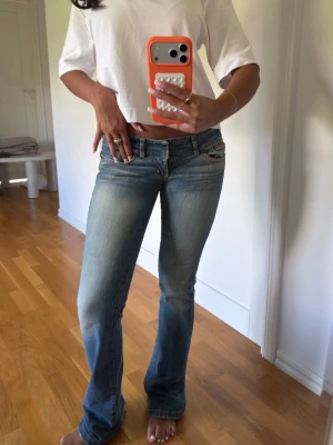 Lågmidjade bootcut jeans  - Skit snygga jeans köpta second hand. Det är hål längst ner på baksidan pga att skorna har trampat på de 