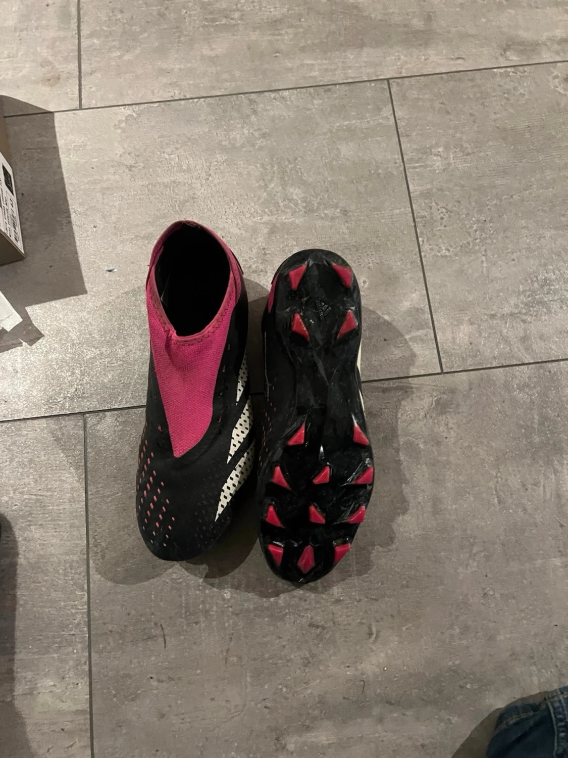 Svarta och råsa fotbollsskor - 4