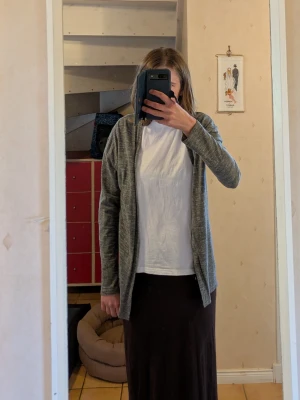Grå kofta - Grå kofta med öppen front. Från H&M, storlek 158/164 (barn).