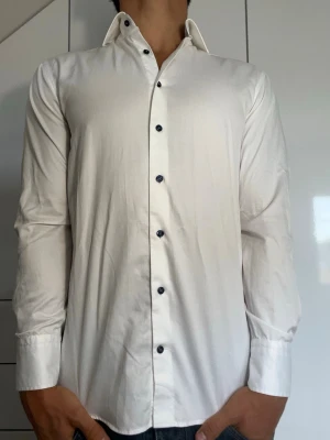 Vit skjorta från Stenströms - Vit skjorta från Stenströms i 100% bomull. Strl S. Inga defekter. Modellen är 178 cm och väger 77 kg. Hör gärna av dig vid frågor!