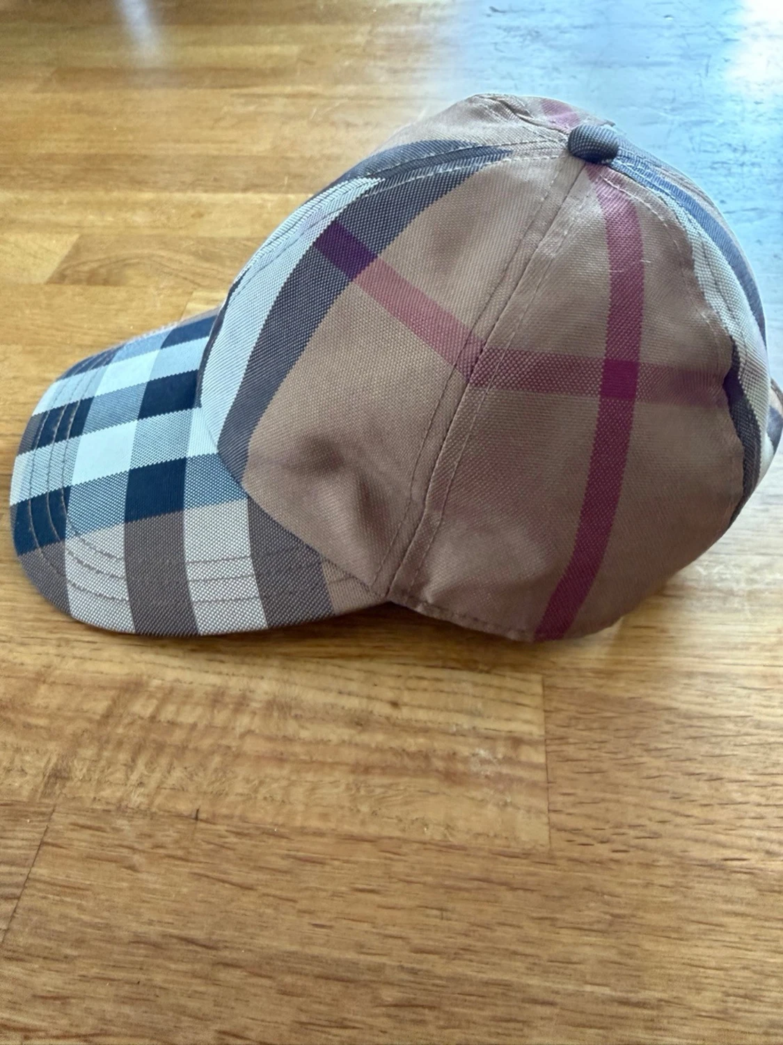 Beige keps med rutigt mönster - 1