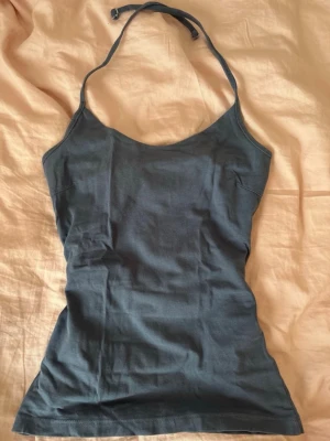 halter neck top - marinblå topp som man kan knyta runt nacken eller ha som vanligt linne
