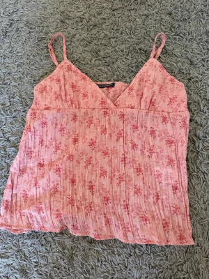 Blommig rosa linnetopp Brandy Melville - aldrig använts, köpt i singapore 