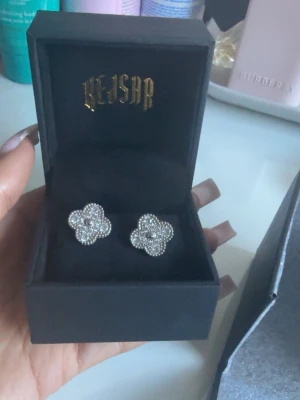 Fyr klöver örhängen från Kejsar - Jätte fina fyr klöver örhängen från Kejsar! Äkta silver och diamanter. oanvända 