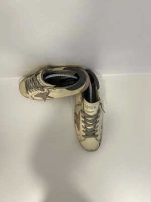 GOLDEN goose super-star - Säljer ett par riktigt snygga golden goose som passar till alla outfits, dem ger dig en stilig och fräsch look, dem är i storlek 40. Pris kan diskuteras💸🌟👑