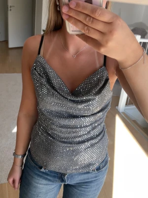 Glitter topp - Säljer en snygg silvrig glittrig topp från Sisters Point i storlek XS, fint skick inga defekter!!
