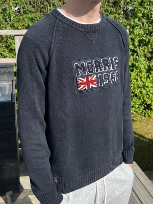 Morris tröja - Bra skick Bomullsmaterial Svart Modellen är 180cm och 66kg Storlek M, normalstor Fråga gärna frågor
