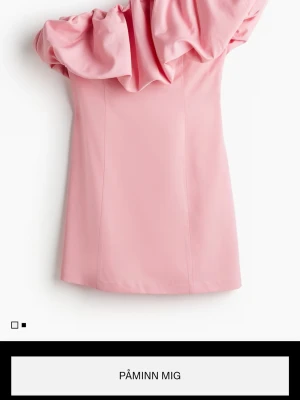 Rosa offshoulder klänning med volang  - Supersnygg rosa kortklänning med offshoulder-design och volang upptill. 💗💗