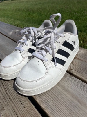 Adidas sneakers - Fint skick inga defekter, endast lite lagade uppe på kanten - se sista bilden. 