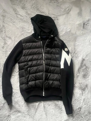 Moncler Chardigan  - Priset är inte hugget i sten, hör av er vid fundering. Har inte använt den många gånger als.