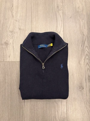 Mörkblå halvzip från Polo Ralph Lauren - Mörkblå tröja med halv dragkedja från Polo Ralph Lauren 🔵. Tröjan är i ett mycket fint skick och har inga defekter! Det är storlek S men den är mer som en XS📐. Modellen är 170cm lång. Köpt på Ralph Lauren egna hemsida! Priset är inte hugget i sten 🪨 🔨 och kan diskuteras vid snabb affär! Skriv vid funderingar✅