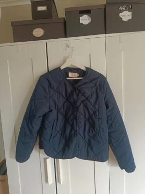 Jacka - Quilted jacket från Nelly i storlek m. Passade mig som brukar ha xs/s för att jag behövde längre ärmar. Fortfarande jättefint skick