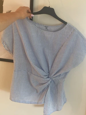 Randig blåvit blus - bra skick och inga defekter,pris kan diskuteras❤️❤️