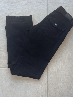 Svarta bootcut jeans från Gina Tricot - 🖤Säljer ett par svarta bootcut jeans från Gina Tricot, storlek L. Säljer likadana fast i storlek M (se förra inlägg). Använd en gång, de kommer aldrig till användning därför säljer jag dem. 