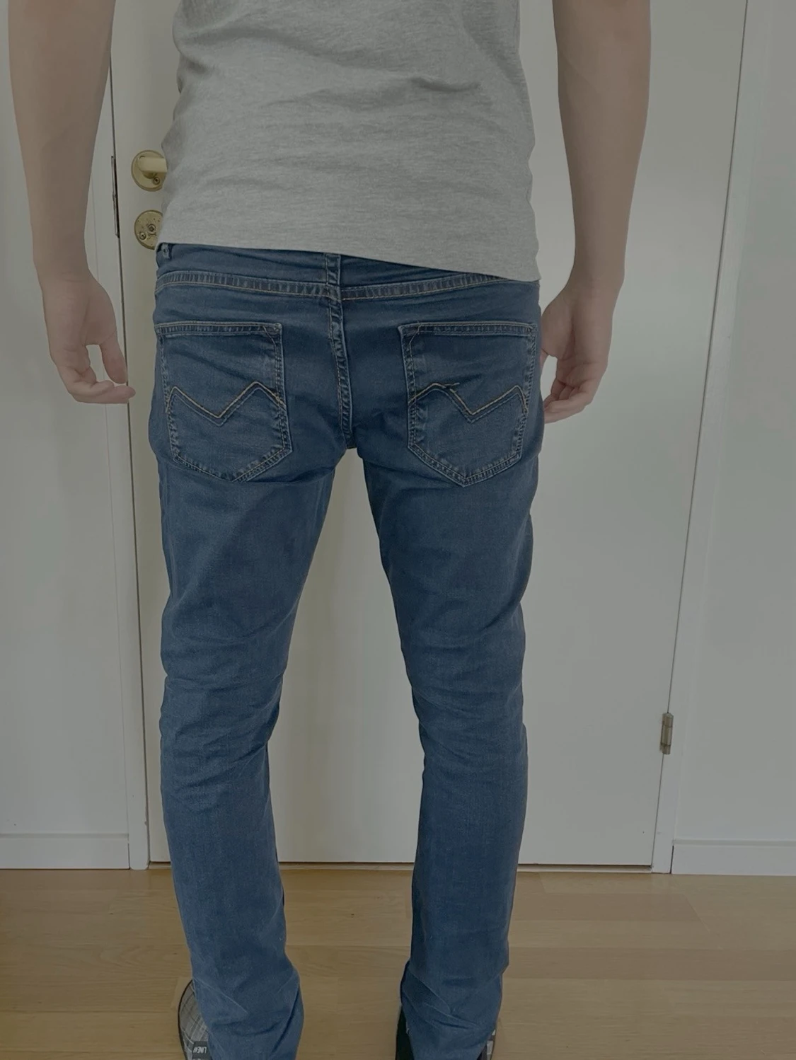 Mörkblå slim fit jeans från Morris - 2