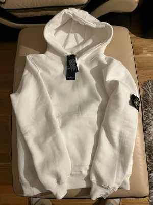 Stone island - Fåtal gånger använd. Hoodien passar perfekt inför back to school/skolåret för dig som vill ha en stilren look. Inga tecken på användning. Pris kan diskuteras.