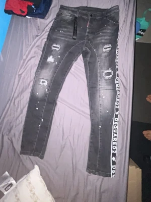 Dsquared 2 jeans - Säljer ett par dsquared 2 jeans helt nya som ni ser inte använd en ända gång. Håller dig varm o ser bra ut med allt.