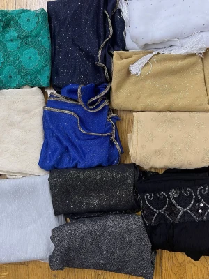 Mixade sjalar i olika färger och material - Säljer ett paket med flera sjalar i olika färger och material. Här finns bland annat en grön spets-sjal, glittriga svarta och blå sjalar, vita och beige sjalar med fransar och broderier samt en svart sjal med pärldetaljer. Perfekt för dig som vill ha variation i din stil.från 150kr styck eller kan räkna ett paket pris