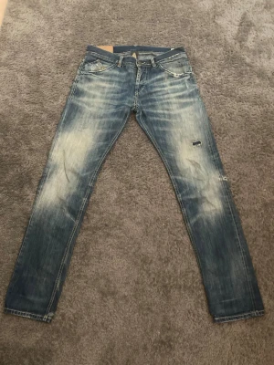 Blåa jeans från Dondup - Jag säljer nu ett par blåa jeans från Dondup i modellen Sam. Det är W33 men sitter lite mer som W31-32. Jeansen är i bra skick, och säljer dom för 749kr! Om du har några funderingar så är det bara att skriva! Priset kan diskuteras.