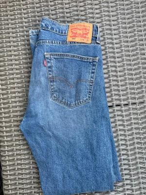 Levi's blå raka jeans - Klassiska blå jeans från Levi's med rak passform och femficksdesign. Jeansen har den ikoniska röda Levi's-lappen på bakfickan och patch i läder bak i midjan. Tillverkade i slitstark denim med snygga kontrastsömmar. Modell: Levi’s 505. De är endast testade och har sedan dess legat i min garderob! St