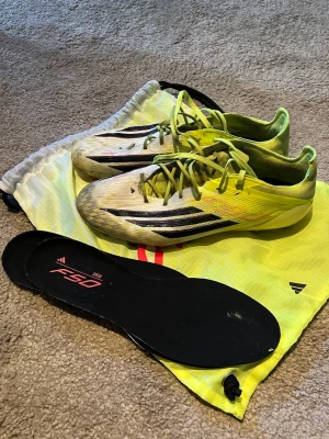 Gula Adidas f50  - Fotbollsskor i okej skick. Litet hål på ena skon men  inget som påverkar mer än utseendet. För spel på konstgräs. Hör av vid frågor🤗