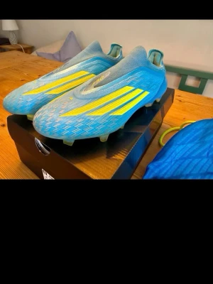 Adidas’s F50 Elite FG - Adidas F50 Elite FG I Str 38 2/3. Blå gula utan snören, otrolig fin model som sticker ut på planen. Testade endast två gånger. Ny pris 3199kr! Säljer för 1500kr. Kom med bud!