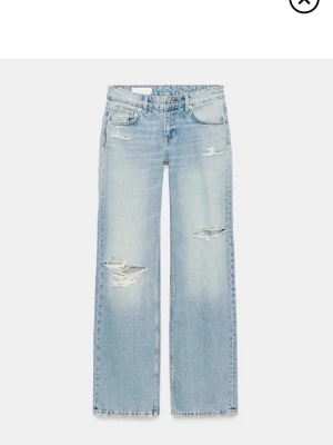 Ljusa wide leg jeans från Zara - Säljer ett par ljusblå wide leg jeans från Zara med slitna detaljer och hög midja. Jeansen har klassisk femficksdesign och raka, vida ben. Perfekta för en avslappnad och trendig look. Helt oanvända, säljer pga att de var för små.