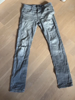 Jack & Jones jeans  - Hål vid snorren annars bra skick 