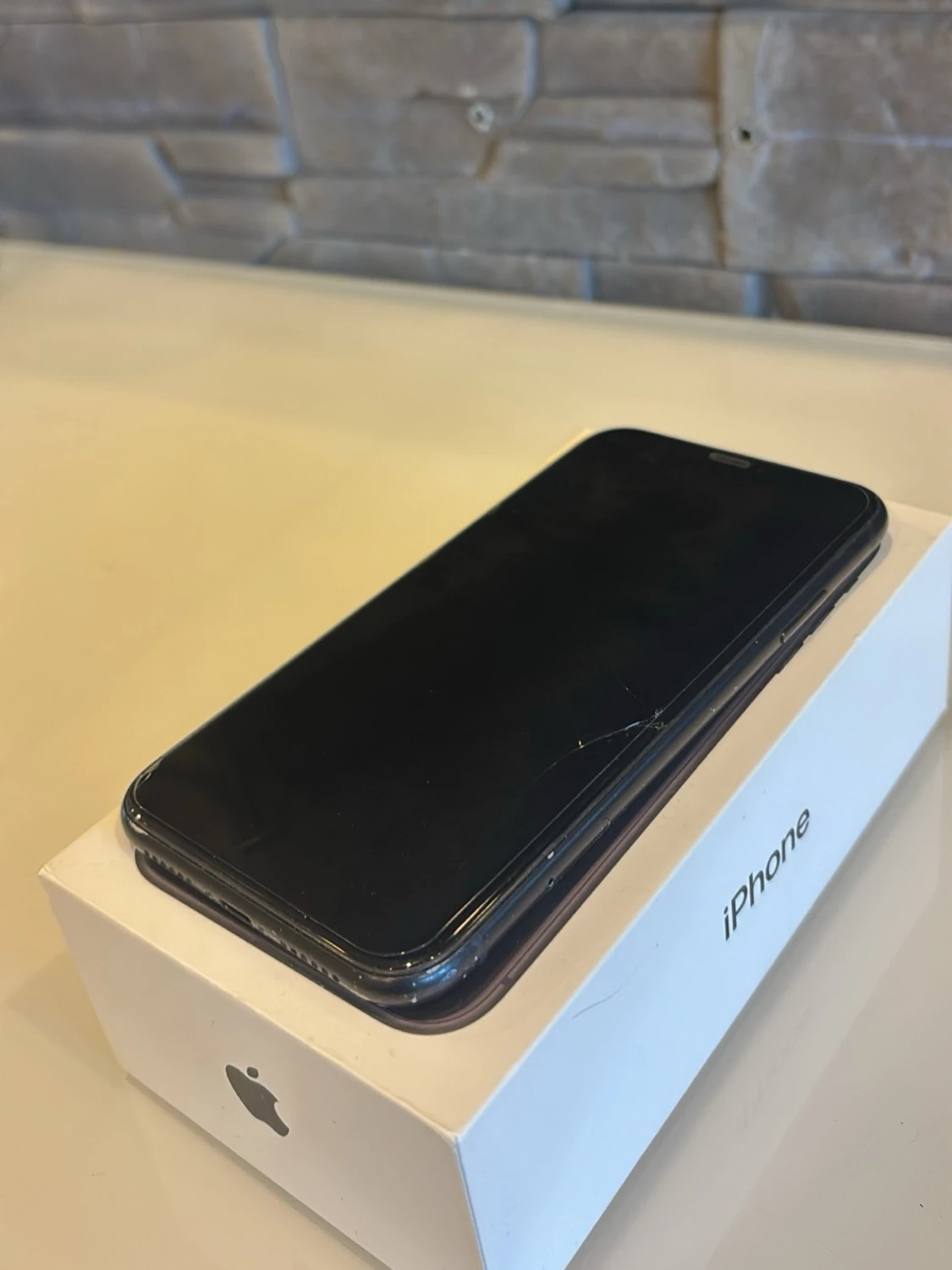 Svart iPhone XR med originalkartong - 2