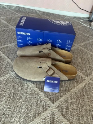 Birkenstock Boston tofflor - Birkenstock Boston i färgen taupe. Dem är bara testade 1 gång inomhus annars är dem nya med tags och box kvar! Hör gärna av dig med prisförslag och frågor!