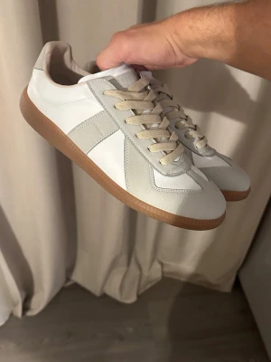 Vita Maison Margielas - Riktigt snygga Margielas i storlek 42. Använt dem en gång och dem var tyvärr för små. Riktigt ledsen att jag behöver sälja så feta skor som jag själv kunde använt :(