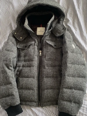 Moncler jacka - Moncler ”Florian giubotto” i storlek 2 vilket motsvarar S/M, inga defekter överhuvudtaget, givetvis äkta kvitto finns! Priset är diskuterbart 