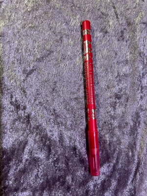 Röd läppenna / Lip liner  - Säljer en röd läppenna  med silvrig text på hylsan. Pennan har en klassisk smal form och plastlock. Perfekt för att definiera läppkonturen och skapa en snygg look.  Finns fler kvar 45kr/2st 