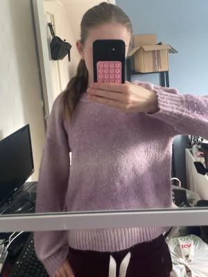 Lila stickad tröja - Säljer en fin lila stickad tröja från Cubus 💓