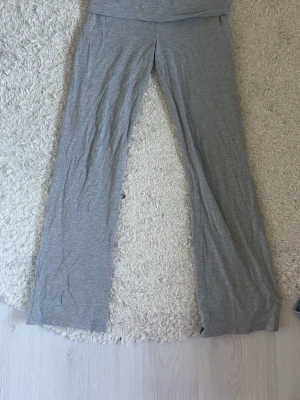 lågmidjade yoga pants gina💓 - säljer dessa yogapants ifrån ginatricot, de är i mycket fint skick och inga defekter💓 säljer pga att de är för stora därmed inte kommer till användning 💓