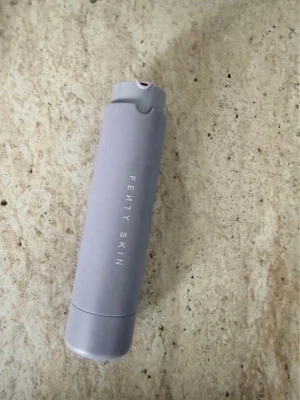 Fenty beauty, SPF30, Sephora  - Använd tre gånger men är för skimrig för min smak som inte vill ha för mycket glow.  Skickar mot frakt, som brev blir det nog cirka 30 kr frakt bara.   Alternativt hämtas i Hagsätra, Stockholm.  Ordinarie pris runt 500kr  :) 