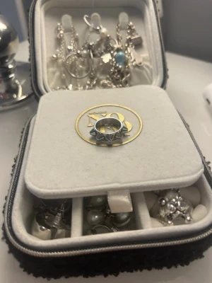 Silverfärgad ring med nitar - Säljer en cool silverfärgad ring med pyramidformade nitar runt hela bandet. Ringen har en modern och edgy design som sticker ut och passar perfekt för dig som gillar statement-smycken. Materialet ser ut att vara metall i blank finish. Ringen är från Edblad