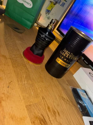 Le Male Le Parfum herrdoft ungefär 50ml kvar - Stilren och ikonisk herrparfym från Jean Paul Gaultier. Flaskan har en unik design och kommer i originalförpackning. Perfekt för dig som vill sticka ut med en klassiker. Det är kvar på typ tredje strecket om du kollar ner ner ifrån