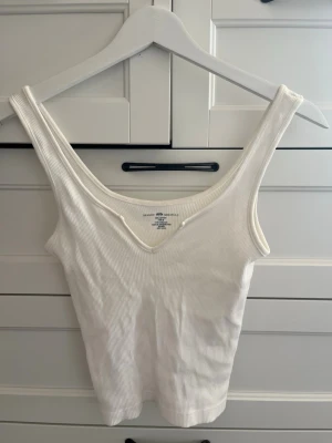 Ribbad linne - Ribbad linne med breda band o en lite öppning där fram från BRANDY MELVILLE