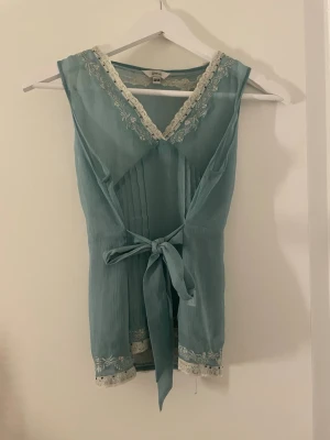 Blå vintage topp - Blå vintage topp i skönt viskos material