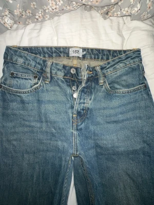 Blå raka jeans med knäppning - Använda några få gånger men mycket bra skick, den har lite päls på sig men ja kommer att tvätta och rulla dem innan ja skickar iväg, hund o katt finns i hemmet💗