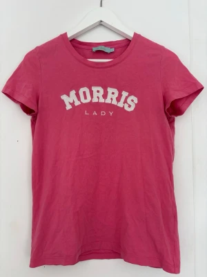 Rosa Morris Lady t-shirt - Morris t-shirt köpt på vinted
