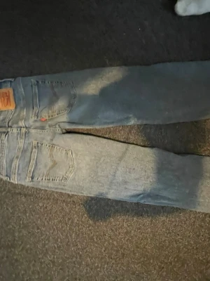 Levis jeans  - Hej  säljer.nu mina levis jeans  passar nog folk från 158 neråt