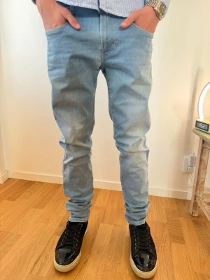 Replay anbass hyperflex  - Replay anbass ”hyperflex” 28/32. Modellen är ca 175cm. Mått:38/102. Hör av er vid mer info🙌