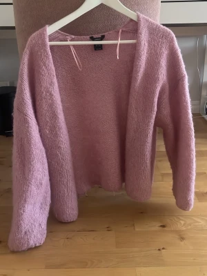 Rosa stickad kofta  - Säljer den rosa koftan från Lindex. Snygg och stilren och najs o matcha me olika outfits! 
