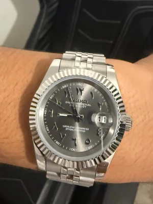 Seiko mod datejust - Hej, jag säljer en seiko mod datejust med en grå arabic dial. Klockan är nybyggd och innehåller en genuin japansk movement och armbandet är rostfritt stål. Skriv priv för mer info.