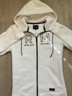 Vit hoodie från Race Marine - vit zip hoddie ifrån race marine i storlek S, använd 2 gånger skriv privat för mer bilder, postar samma dag som köp!