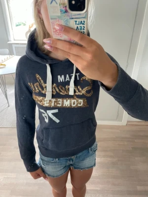 Superdry hoodie blå guld - Superdry hoodie med guld text. Inga skavanker utan bara använd.